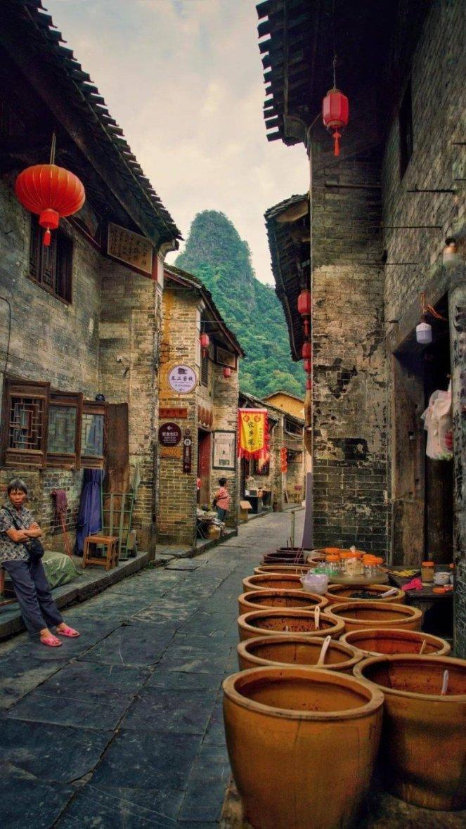 逃离黑与白的房间